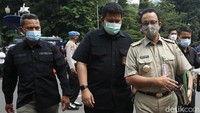 Begitu tiba anies bergegas menuju kantor Polda Metro Jaya.
