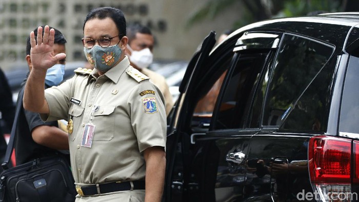 Anies Penuhi Panggilan Polisi Terkait Habieb Rizieq Gubernur DKI Jakarta Anies Baswedan memenuhi undangan Polda Metro Jaya untuk klarifikasi soal kerumunan di acara Habib Rizieq Shihab, Selasa (17/11/2020).