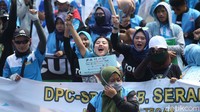 Berparas cantik, para buruh wanita ini menjadi garda terdepan saat melakukan aksi unjuk rasa.