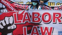 Aksi tersebut dalam rangka menolak Omnibus Law.
