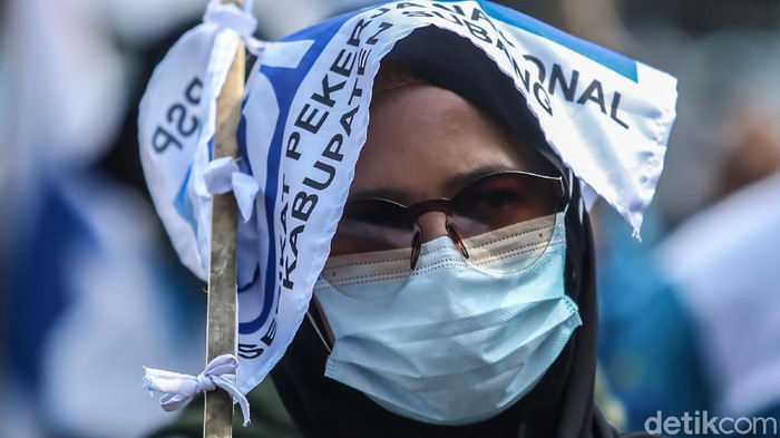 Sejumlah massa buruh dari Serikat Buruh Nasional menggelar aksi di Patung Kuda, Jakarta, Selasa (17/11/2020). Mereka membentuk barikade sambil membawa atribut.