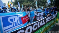 Begini penampakan barikade buruh wanita saat demo di kawasan Patung Kuda, Jakarta.