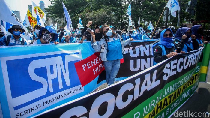 Sejumlah massa buruh dari Serikat Buruh Nasional menggelar aksi di Patung Kuda, Jakarta, Selasa (17/11/2020). Mereka membentuk barikade sambil membawa atribut.