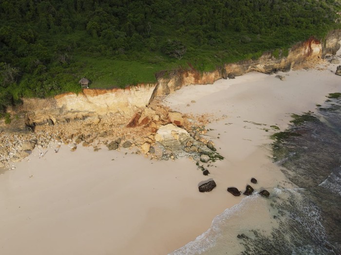 Batu cincin di Pantai Mbawana runtuh