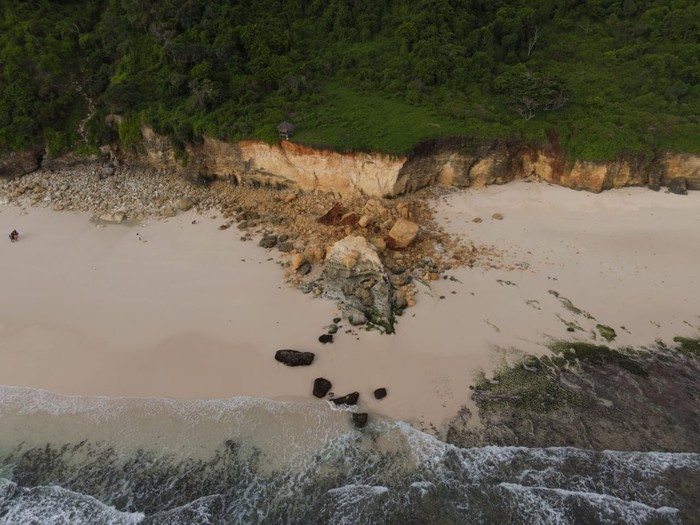 Batu cincin di Pantai Mbawana runtuh