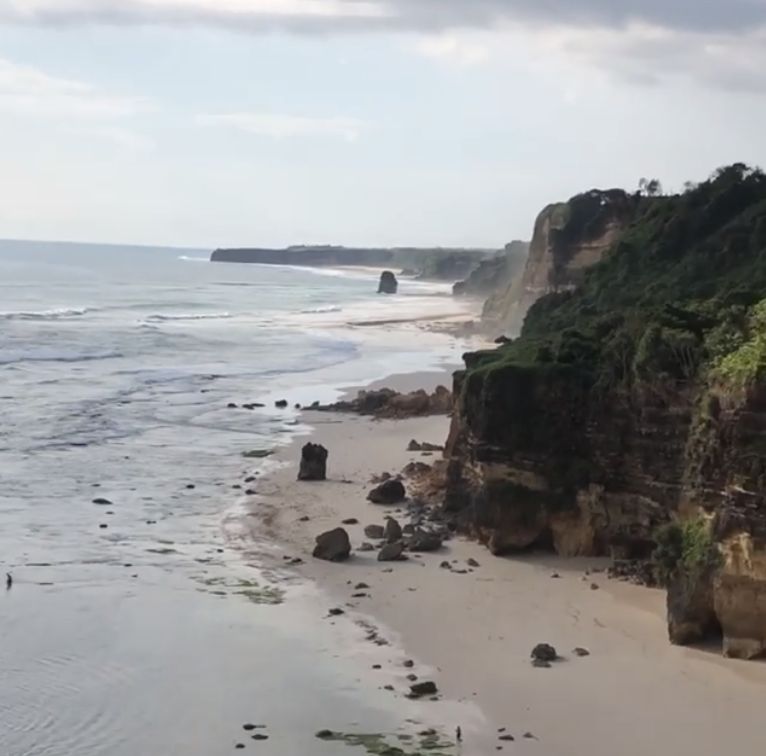 Batu cincin di Pantai Mbawana runtuh