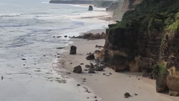 Batu cincin di Pantai Mbawana runtuh