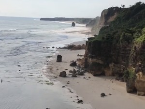 Batu Cincin Ikonik Pantai Mbawana Runtuh, Diduga Akibat Gempa dan Ombak
