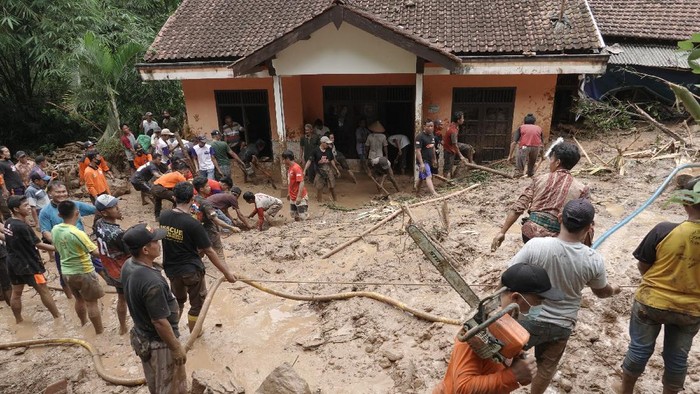 Sejumlah petugas dan relawan dibantu oleh warga, melakukan proses pencarian korban longsor di Desa Banjarpanepen, Sumpiuh, Banyumas, Jateng, Selasa (17/11/2020). Empat orang meninggal dunia tertimbun material longsor dari tebing setinggi 30 meter yang menimpa tiga rumah warga, dengan jarak luncuran mencapai satu kilometer. Hingga Selasa (17/11) tim SAR dan warga telah menemukan satu korban dan masih melakukan pencarian terhadap tiga korban lainya. ANTARA FOTO/Idhad Zakaria/aww.
