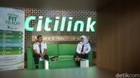 Pandemi Corona membuat dunia penerbangan lesu. Mobilitas orang dibatasi untuk mencegah penyebaran virus tersebut. Akibatnya, maskapai pun mengurangi kuantitas penerbangan yang kemudian berdampak pada pengurangan karyawan.