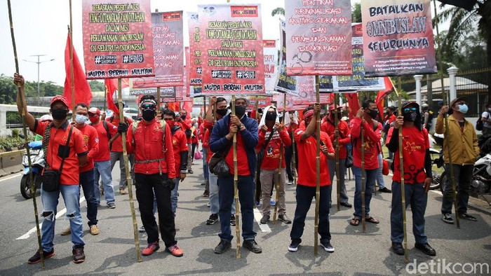 Buruh kembali melakukan demo menolak Undang-Undang Nomor 11 tentang Cipta Kerja di Gedung DPR, Selasa (17/11/2020).