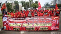 Buruh menggelar demo di depan Gedung DPR, Jakarta, Selasa (17/11/2020).