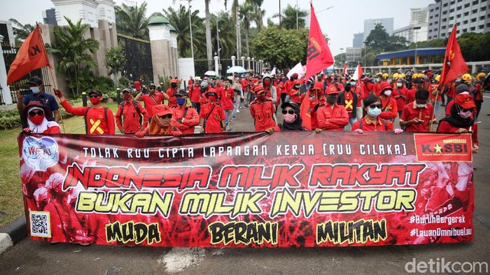 Buruh Tolak UU Cipta Kerja Kembali Demo DPR Buruh kembali melakukan demo menolak Undang-Undang Nomor 11 tentang Cipta Kerja di Gedung DPR, Selasa (17/11/2020).
