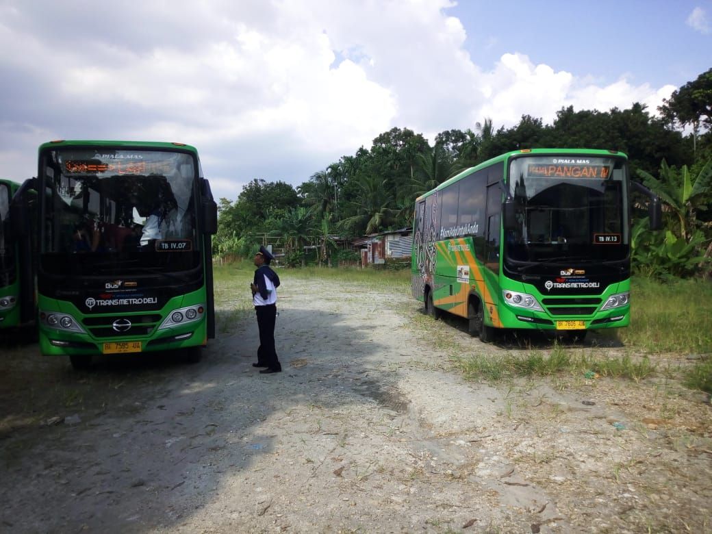 Bus Transmetro Deli di Medan mulai diuji coba. Selama masa uji coba, warga dapat menggunakan layanan bus ini secara gratis.