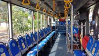 Di bagian tengah terlihat ada pegangan bagi penumpang bus yang berdiri. Ada juga ruang bagi penumpang yang menggunakan kursi roda. Terlihat ada tempat sampah hingga alat pemadam api ringan (APAR) yang disediakan di dalam bus.