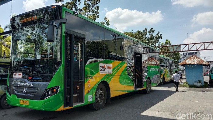 Bus Transmetro Deli mulai beroperasi di Medan, Selasa (17/11/2020). Salah satu koridor yang dilayani adalah Terminal Amplas menuju Lapangan Merdeka, Medan.