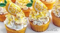 Masih berupa cupcake, Liz membuatnya bertema summer. Warna kuningnya cantik dan terang dengan hiasan lemon. Foto: Instagram inspiredtotaste