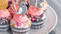 Cupcake juga jadi salah satu kreasi dessert cantik Liz. Wanita yang tinggal di Los Angeles ini menghadirkan tema warna pink dan abu-abu yang cantik. Foto: Instagram inspiredtotaste