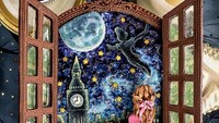 Salah satu kreasi Liz yang paling menarik perhatian adalah pie. Ia menjadikan pie sebagai media lukis. Salah satunya tema Peter Pan ini. Pie-nya berisi selai blueberry yang asam segar! Foto: Instagram inspiredtotaste