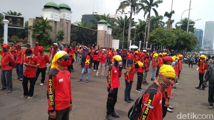 Demo buruh di DPR tolak omibus law Cipta Kerja