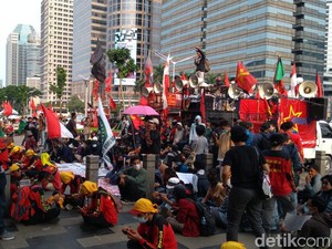 Video Massa Buruh-Mahasiswa Demo di Kemendikbud Usai Konvoi dari DPR