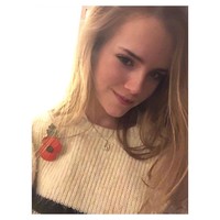 Aku menganggap diriku sendiri sebagai perwakilan hak-hak manusia begitu juga dengan isu-isu lingkungan dan aku ingin membuat perbedaan di dunia. Itulah mengapa aku ingin punya wadah di media sosial, penting untuk memiliki suara di mana aku bisa berbicara mengenai isu-isu penting, kata Ella. Foto: Instagram @ellanortonnnn