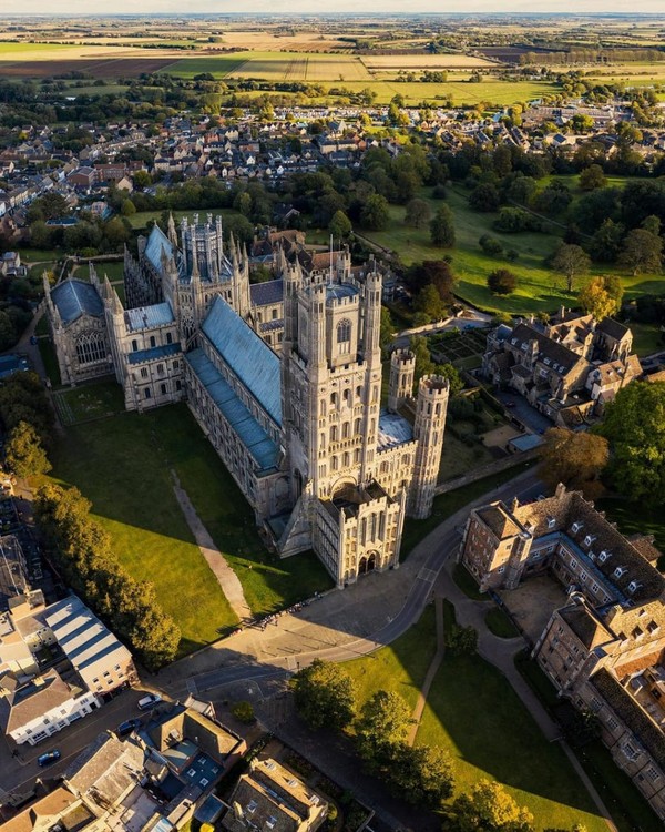 Ely Cathedral. Bangunan megah dengan gaya Norman di kota Ely yang bersejarah di tepi sungai ini menggantikan Westminster Abbey pada hari pernikahan Ratu Elizabeth dan Pangeran Phillip. Ely Cathedral. Bangunan megah dengan gaya Norman di kota Ely yang bersejarah di tepi sungai ini menggantikan Westminster Abbey pada hari pernikahan Ratu Elizabeth dan Pangeran Phillip.