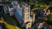 Ely Cathedral. Bangunan megah dengan gaya Norman di kota Ely yang bersejarah di tepi sungai ini menggantikan Westminster Abbey pada hari pernikahan Ratu Elizabeth dan Pangeran Phillip.