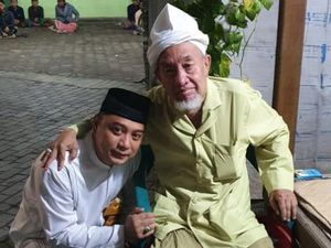 Sowan Cicit Syaichona Cholil, Eri Diberi Hadiah Tasbih