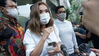 Gisel pun mengaku terbebani kasus tersebut sebelum akhirnya masuk ke dalam mnobil. Pool/Palevi S/detikFoto.