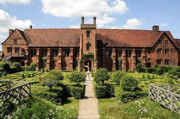 Hatfield House. Hatfield House menjadi lokasi syuting untuk banyak film pemenang Oscar. Perkebunan besar ini adalah rumah masa kecil anak-anak Henry VIII; ketiganya dibesarkan di The Old Palace Hatfield House, sebuah mahakarya abad pertengahan dari tahun 1485. Di sinilah dulunya, Elizabeth I diberitahukan untuk naik tahta, menjadikannya tempat yang pas untuk digunakan dalam pembuatan film The Crown. Hatfield House. Hatfield House menjadi lokasi syuting untuk banyak film pemenang Oscar. Perkebunan besar ini adalah rumah masa kecil anak-anak Henry VIII; ketiganya dibesarkan di The Old Palace Hatfield House, sebuah mahakarya abad pertengahan dari tahun 1485. Di sinilah dulunya, Elizabeth I diberitahukan untuk naik tahta, menjadikannya tempat yang pas untuk digunakan dalam pembuatan film The Crown.