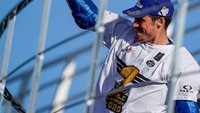 Joan Mir mengenakan aksesori khusus saat merayakan momen juara dunia MotoGP 2020. Mir memakai kaos putih dengan logo world champion 2020 di dada dan helm mahal dengan harga menyentuh Rp 20 juta. Apa mereknya?. Foto: AGV