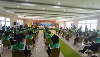 Prosesi wisuda dimulai sekitar pukul 08.00 WIB. Wisuda tersebut berjalan dengan lancar dan khidmat.
