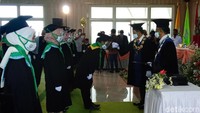 Wisuda kali ini ada beberapa perbedaan, karena dilakukan di tengah pandemi virus Corona atau COVID-19. Pertama keluarga para wisudawan tidak diperbolehkan ikut menghadiri prosesi wisuda, kemudian panitia wisuda juga dibatasi.
