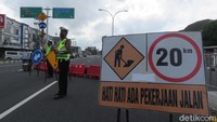 Grill saluran drainase turun sehingga membuat cekungan di jalan tersebut.  