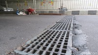 Penutupan ini dilakukan untuk perbaikan grill drainase di ruas jalan sisi utara.  