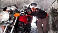Warga setempat, Sugeng Hargono (53), mengatakan terowongan ini dibuat saat pembangunan jalur kereta api sejak masa penjajahan Belanda. Terowongan atau yang biasa disebut underpass ini berada di bawah rel kereta api dengan panjang 5 meter, lebar 1,5 meter dan tinggi 1 meter.