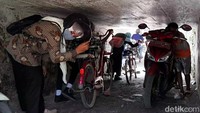 Namun warga setiap hari tetap ada yang melintasi terowongan pertama yang sempit sebagai jalur alternatif menuju kawasan kota dan pasar. Sejak lima hari lalu, intensitas warga yang melewati terowongan itu makin banyak.