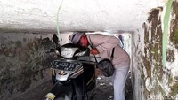 Bagi pengendara motor, terowongan ini menjadi pilihan karena tergolong jalur pintas. Sebenarnya ada jalur alternatif lain, yakni di Desa Jagapura. Akan tetapi pemotor harus memutar dan jaraknya cukup jauh untuk sampai ke pasar atau kota.
