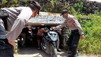 Karena ukurannya yang sempit dan pendek, pemotor harus membungkukkan badan saat masuk terowongan. Tidak sedikit, pemotor harus dalam posisi merebahkan punggungnya ke motor saat memasuki terowongan ini. Untuk motor yang memiliki spion tinggi, tidak akan bisa masuk terowongan.