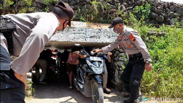 Sebuah terowongan sempit di Desa Karangmalang, Kecamatan Ketanggungan, Kabupaten Brebes, Jawa Tengah, viral di media sosial.