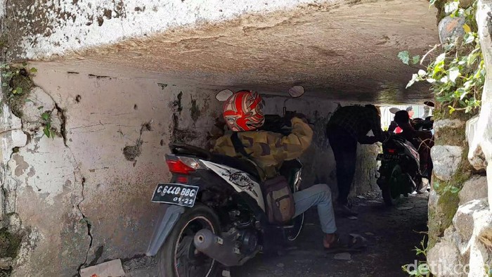 Ini Dia Terowongan Viral yang Bikin Pemotor Nunduk hingga Rebahan Sebuah terowongan sempit di Desa Karangmalang, Kecamatan Ketanggungan, Kabupaten Brebes, Jawa Tengah, viral di media sosial.