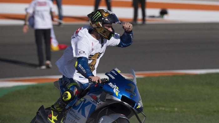 VALENCIA, SPAIN - NOVEMBER 15: Joan Mir of Spain and Team Suzuki ECSTAR  celebrates the victory of 2020 championship of MotoGp season at the end of the MotoGp race during the MotoGP of Comunitat Valenciana at Comunitat Valenciana Ricardo Tormo Circuit on November 15, 2020 in Valencia, Spain. (Photo by Mirco Lazzari gp/Getty Images)