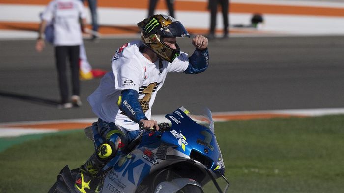 joan mir suzuki ecstar motogp 2020 motogp valencia 2020 VALENCIA, SPAIN - NOVEMBER 15: Joan Mir of Spain and Team Suzuki ECSTAR celebrates the victory of 2020 championship of MotoGp season at the end of the MotoGp race during the MotoGP of Comunitat Valenciana at Comunitat Valenciana Ricardo Tormo Circuit on November 15, 2020 in Valencia, Spain. (Photo by Mirco Lazzari gp/Getty Images)