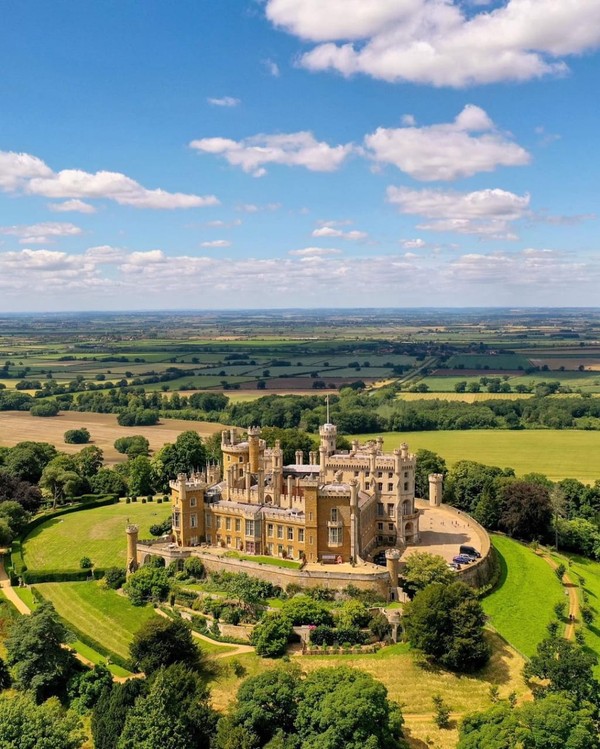 Kastil Belvoir di Leicestershire menjadi lokasi syuting utama untuk The Crown Netflix. Didirikan di puncak bukit di Vale of Belvoir, benteng pertahanan abad ke-19 sangat menakjubkan dan memiliki keindahan di luar dan di dalamnya. Kastil Belvoir di Leicestershire menjadi lokasi syuting utama untuk The Crown Netflix. Didirikan di puncak bukit di Vale of Belvoir, benteng pertahanan abad ke-19 sangat menakjubkan dan memiliki keindahan di luar dan di dalamnya.