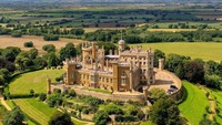 Kastil Belvoir di Leicestershire menjadi lokasi syuting utama untuk The Crown Netflix. Didirikan di puncak bukit di Vale of Belvoir, benteng pertahanan abad ke-19 sangat menakjubkan dan memiliki keindahan di luar dan di dalamnya.