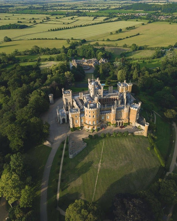 Belvoir Castle. Beberapa ruang interior digunakan untuk meniru Kastil Windsor di The Crown, dengan menonjolkan desain dan bangunan Belvoir sebagai kerajaan. Belvoir Castle. Beberapa ruang interior digunakan untuk meniru Kastil Windsor di The Crown, dengan menonjolkan desain dan bangunan Belvoir sebagai kerajaan.