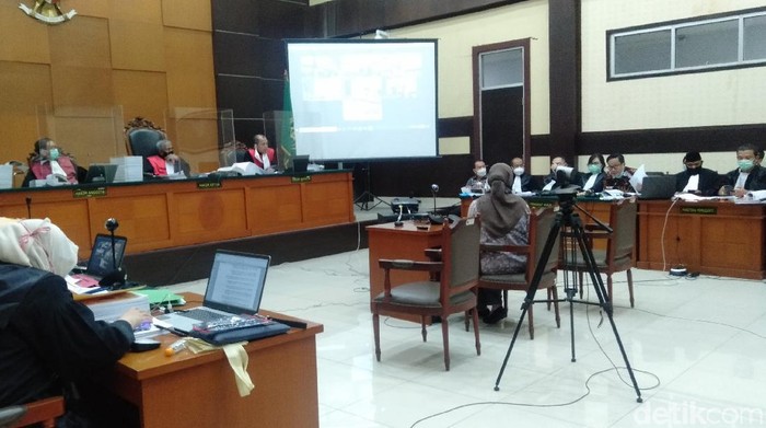 Kasubag Tata Naskah Setum Polri, AKBP, Dra Rita Kundarwati dihadirkan jaksa sebagai ahli dalam sidang surat jalan palsu Djoko Tjandra (Ibnu Hariyanto/detikcom).
