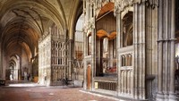 Katedral Winchester, pertama kali dibangun pada tahun 1093 sebelum didesain ulang dengan gaya Gotik yang mencolok. Fakta menarik, Katedral Winchester adalah salah satu yang terbaik di Eropa dan juga merupakan tempat peristirahatan Jane Austen.