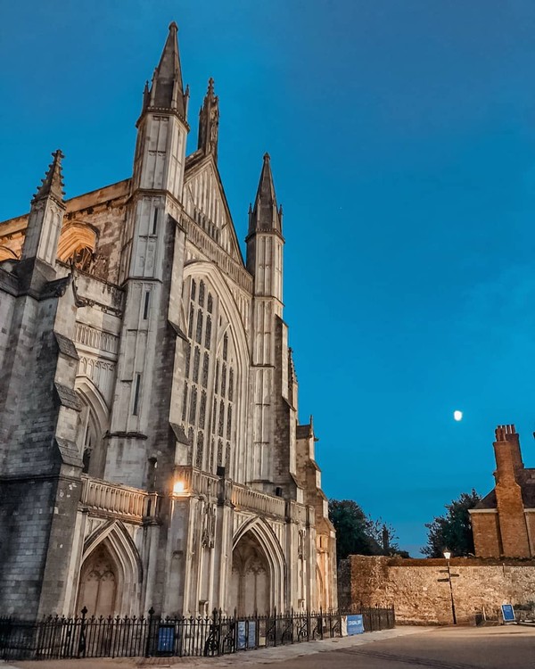 Katedral Winchester. Hadirnya Lady Diana Spencer memainkan peran penting di season baru The Crown season ini, pernikahannya yang dipublikasikan dengan baik dengan Pangeran Charles juga akan ditampilkan. Dalam kehidupan nyata, pernikahan dilangsungkan di Katedral St Paul, namun dalam serial The Crown ini interior Katedral Winchester digunakan sebagai pengganti lokasi sesungguhnya. Katedral Winchester. Hadirnya Lady Diana Spencer memainkan peran penting di season baru The Crown season ini, pernikahannya yang dipublikasikan dengan baik dengan Pangeran Charles juga akan ditampilkan. Dalam kehidupan nyata, pernikahan dilangsungkan di Katedral St Paul, namun dalam serial The Crown ini interior Katedral Winchester digunakan sebagai pengganti lokasi sesungguhnya.
